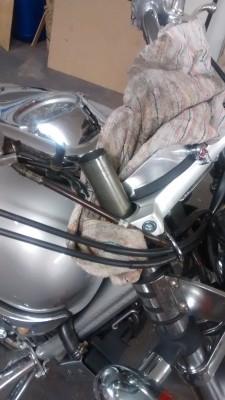 Cuidado al abrir arriba, el muelle esta comprimido y empuja con ganas. Por arriba, con paciencia, un tubo y una jeringilla enorme, fui sacando el poco aceite que tenia