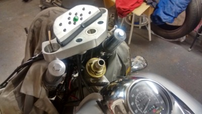 Martillo y destornillador grande. Colocas el martillo en una de las muescas y a darle, hay que ir cambiando de muesca segun gira para no cargartela. Para apretar ... pues nada, ir probando