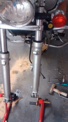 Estaba coja, jejeje. Para subir el aceite lo maximo posible y poder sacarlo.