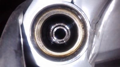 El tubo que intenta atacarte al abrir, sale tirando de el, no va enganchado ni nada